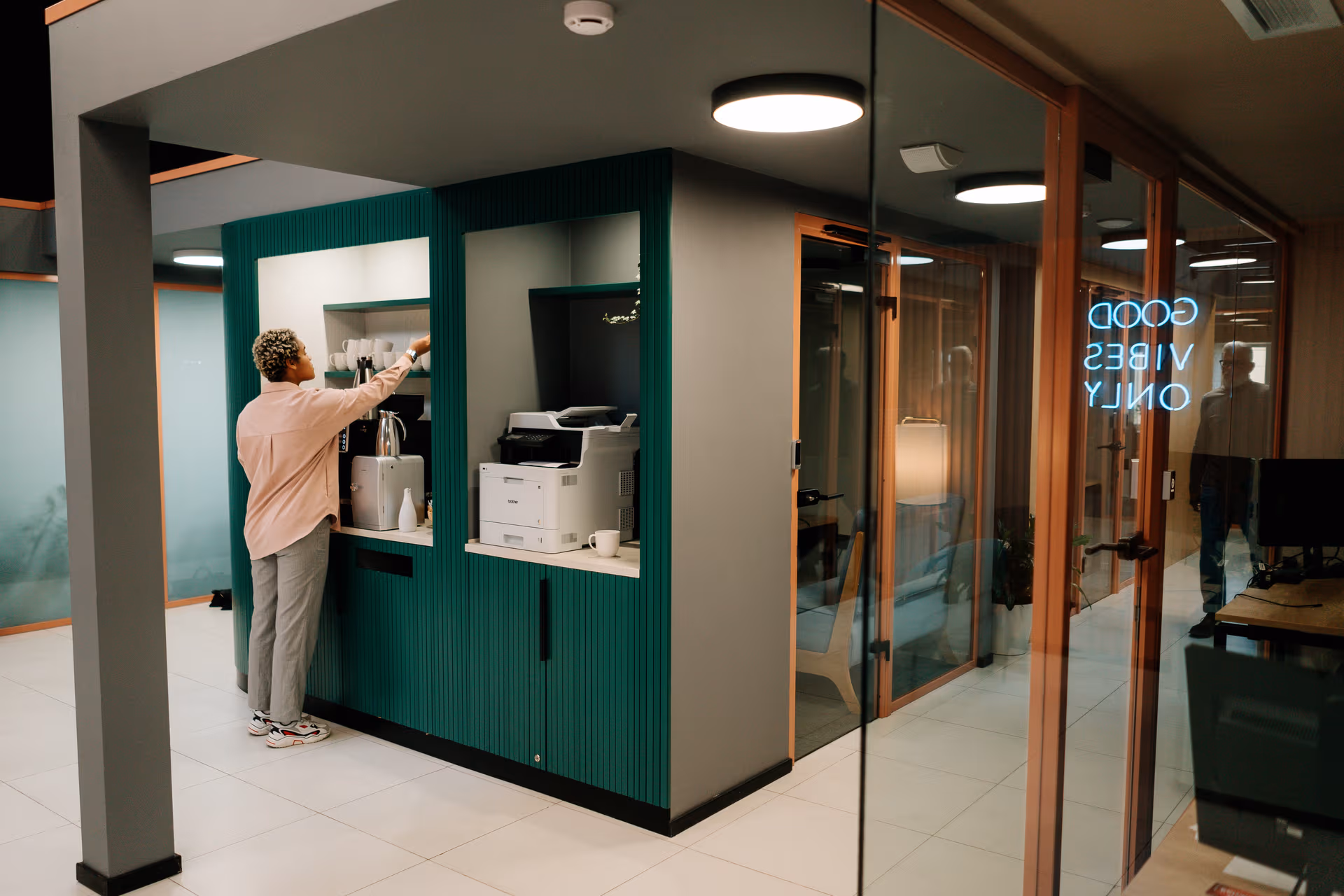 Salariés partageant une pause café dans un espace d’entreprise